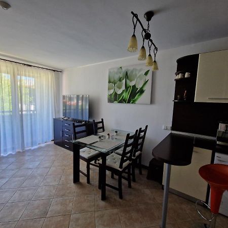 Apartment In The Picturesque Oasis Resort & Spa 로제넷츠 외부 사진