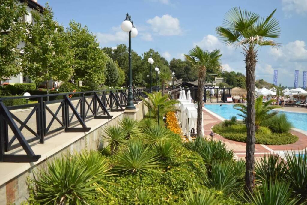 Apartment In The Picturesque Oasis Resort & Spa 로제넷츠 외부 사진
