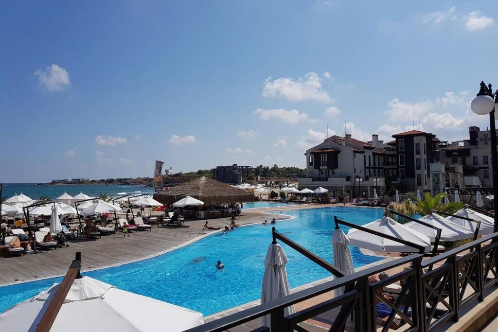 Apartment In The Picturesque Oasis Resort & Spa 로제넷츠 외부 사진