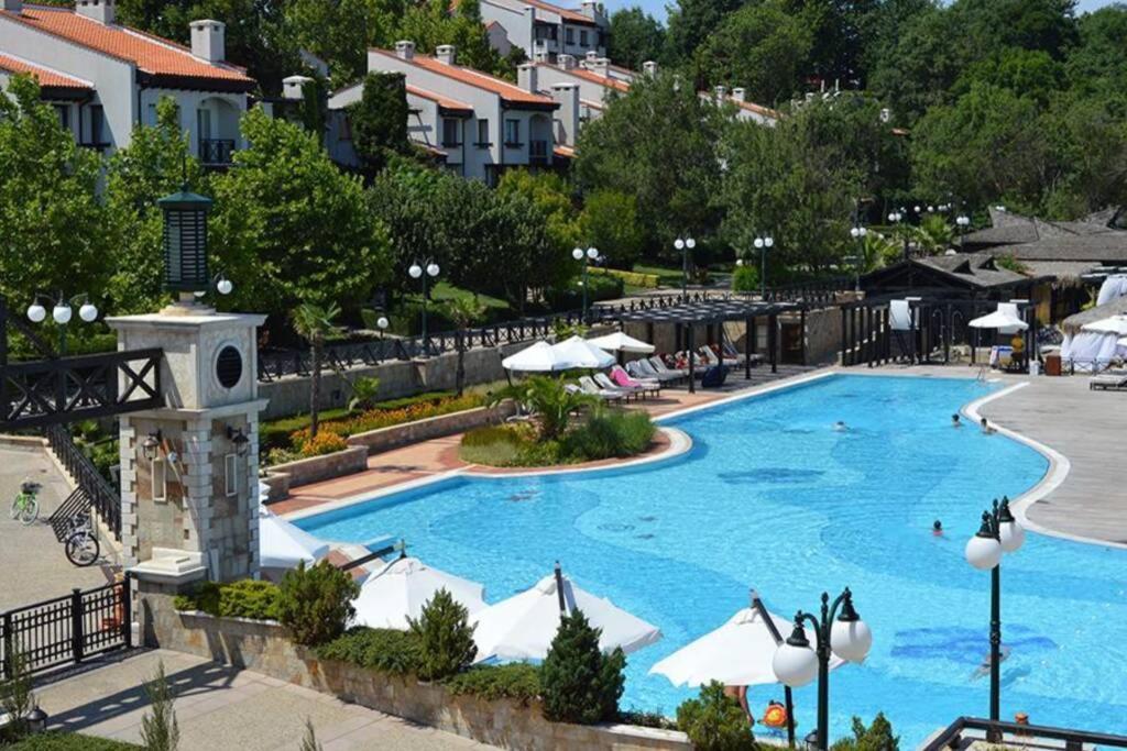 Apartment In The Picturesque Oasis Resort & Spa 로제넷츠 외부 사진