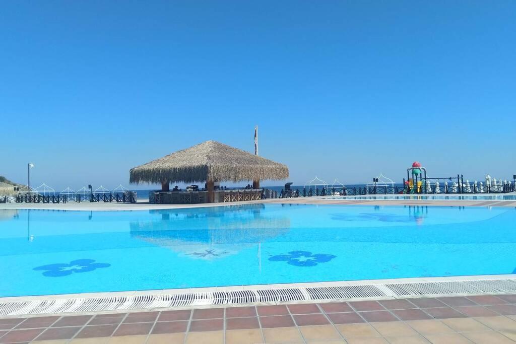 Apartment In The Picturesque Oasis Resort & Spa 로제넷츠 외부 사진