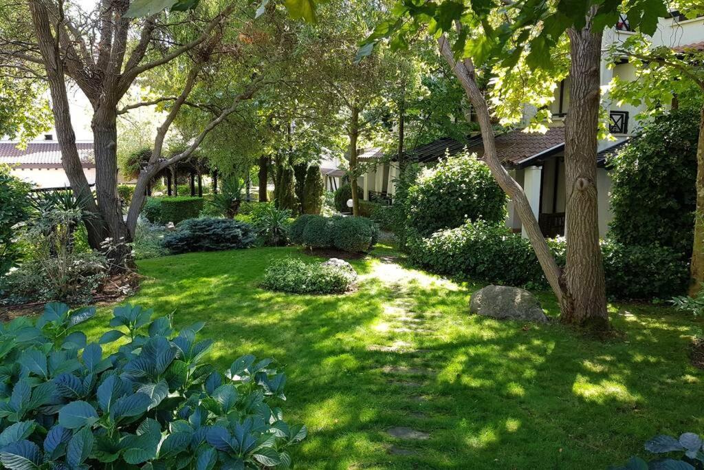 Apartment In The Picturesque Oasis Resort & Spa 로제넷츠 외부 사진